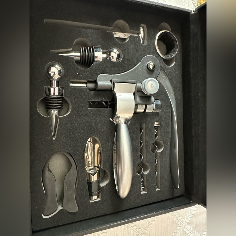 JARED Wine Accessory Set - Picture 3 of 4